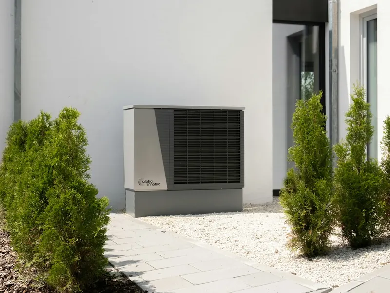 Pompa di calore montata fuori da una casa